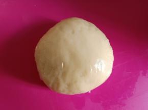 揉成面团盖保鲜膜松弛半个小时。