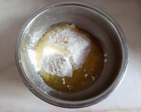 油酥材料混合。