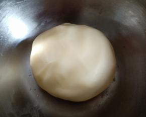 揉成不粘手的面团盖保鲜膜松弛15分钟。