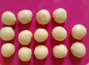 水油皮面团分成14份，滚圆盖保鲜膜。
