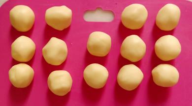 油酥面团分14份，滚圆盖保鲜膜。