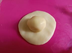 取一个水油皮面团包入一个油酥面团。