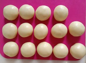 包起来收口朝下，滚圆，盖保鲜膜。