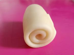 从下往上卷起来，收口朝下。