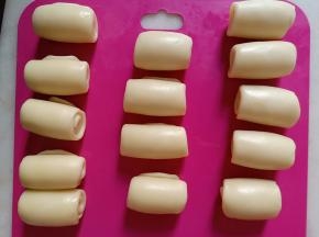 14个面团依次卷好，注意加盖保鲜膜。