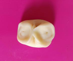 取一个面团两头对捏一下。