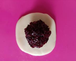 包入一个紫米馅。