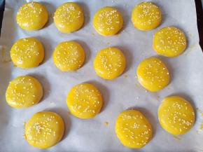 表面刷蛋黄液，撒上少许白芝麻。