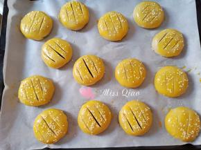 用锋利的刀片在表面快速划三刀，要深一点，能看见里面的內馅。