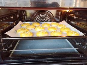 入预热好的烤箱中层165度烤25分钟即可。