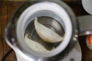 这是一款有着泡发功能的养生壶，于是这燕窝就下二朵在养生壶里。