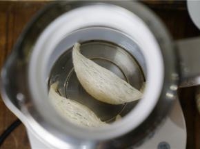 这是一款有着泡发功能的养生壶，于是这燕窝就下二朵在养生壶里。