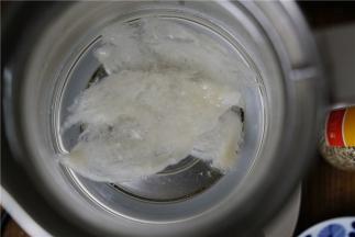 如图是养生壶泡发了半小时的状态，取出来挑捡一下杂质。