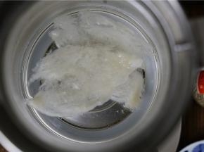 如图是养生壶泡发了半小时的状态，取出来挑捡一下杂质。