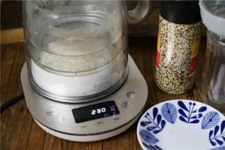 然后加入清水，选择好泡发模式进行泡发燕窝。