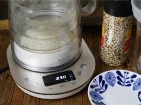 然后加入清水，选择好泡发模式进行泡发燕窝。