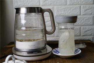 然后将挑好的燕窝入炖盅里面，再加入适量清水。同样将藜麦洗好入养生壶里。