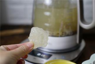 炖煮好了之后加入适量的冰糖调味就可以啦。