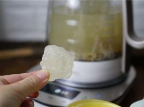 炖煮好了之后加入适量的冰糖调味就可以啦。