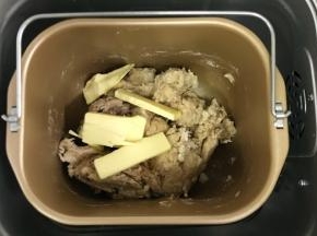 稍揉一会，把黄油加入。