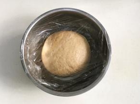 整理好面团放入大盆内，盖好保鲜膜，放入冰箱冷藏发酵一晚。