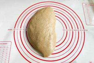 把面饼对折合拢。