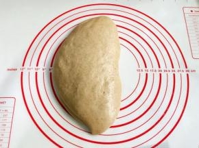 把面饼对折合拢。