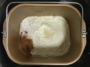 除蔓越莓、黄油和鸡蛋液以外的材料加入面包机内，启动面包机揉面程序。