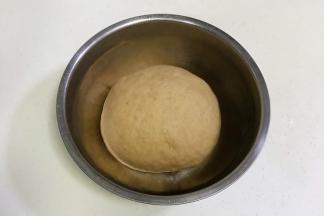 第二天早餐从冰箱内取出发好的面团。