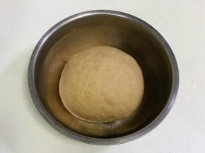 第二天早餐从冰箱内取出发好的面团。