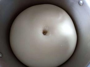 温暖湿润处密封发酵至两倍大，用手指戳面团不回缩不塌陷，发酵就完成了