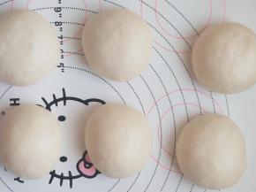 将发酵好的面团轻轻用手拍排气，平均分成⑥等份揉圆，盖保鲜膜室温醒发15分钟。