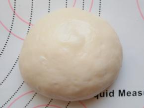 去一个小面团，用手掌轻压面团排气