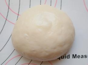 去一个小面团，用手掌轻压面团排气