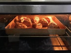 入预热好的烤箱中层，上下火175度烤20分钟。