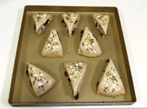 在表面上撒少许谷物燕麦。