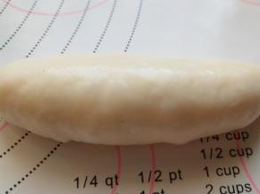 将一侧面团对折，将面团边缘部位黏合在一起，摁压并滚动面团整理下形状，用这个方法将所有面团做完
