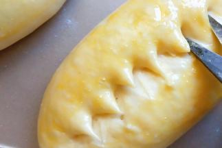 用剪刀在面团表面剪出花纹。