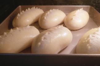 看着面包在烤箱中慢慢变胖，想象着出炉后的样子