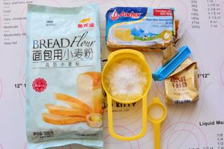 准备好面包的所有材料,此次用到的金龙鱼烘焙粉是2018年中国国际家庭私房烘焙大师赛官方指定烘焙粉