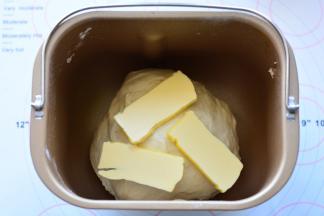 揉至面团光滑，加入软化的黄油，