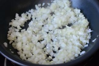 洋葱切成碎，平底锅里放少量油，小火慢炒，炒至洋葱变透明放凉备用