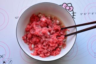 牛肉馅和猪肉馅放在大碗里，放入调味料搅拌均匀