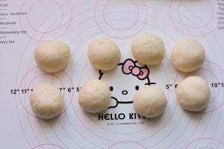 发酵好的面团，平均分成9份揉圆，醒发10分钟