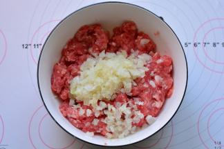 搅拌好的肉馅，放入炒好的洋葱，顺时针搅拌均匀，放冰箱冷藏备用