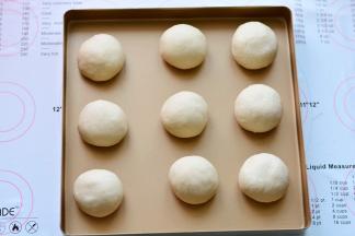 醒发好以后，转移到烤盘内