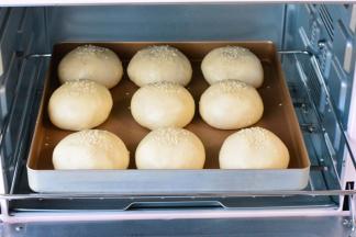 放进烤箱，35度进行二次发酵，表面撒少许的白芝麻，发酵好的面团，放入预热好的烤箱170度烤20分钟