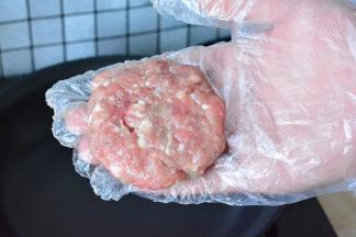 肉馅拿出来用手做成圆片状