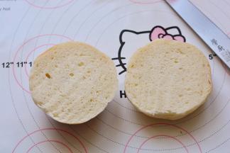 烤好后的汉堡胚放凉上下切成两片备用