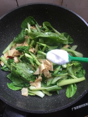放入一勺盐翻炒均匀。